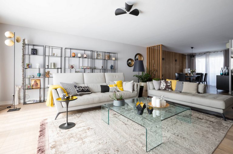 Une designer d'intérieur aménage un salon