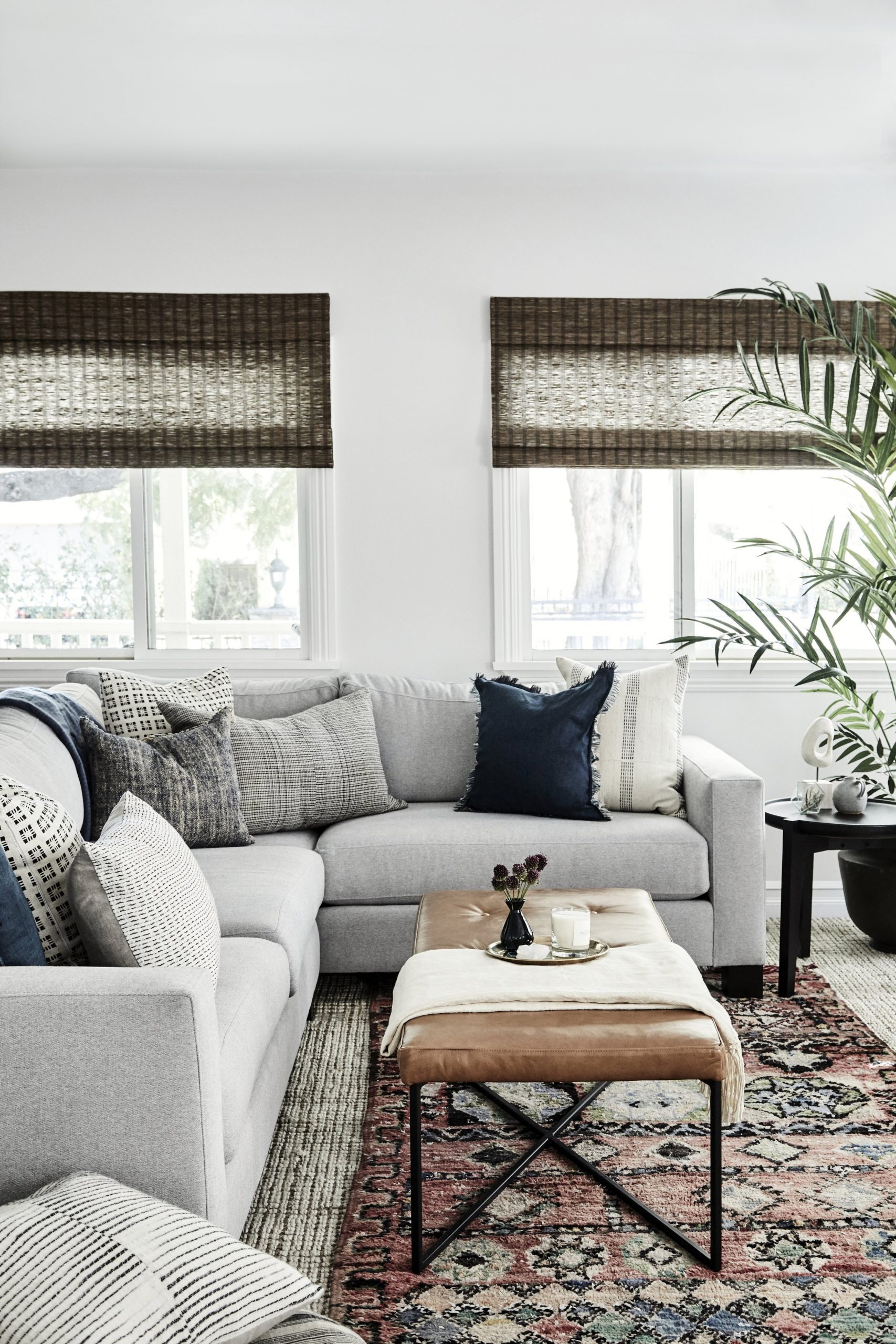 salon avec canapé gris mobilier design