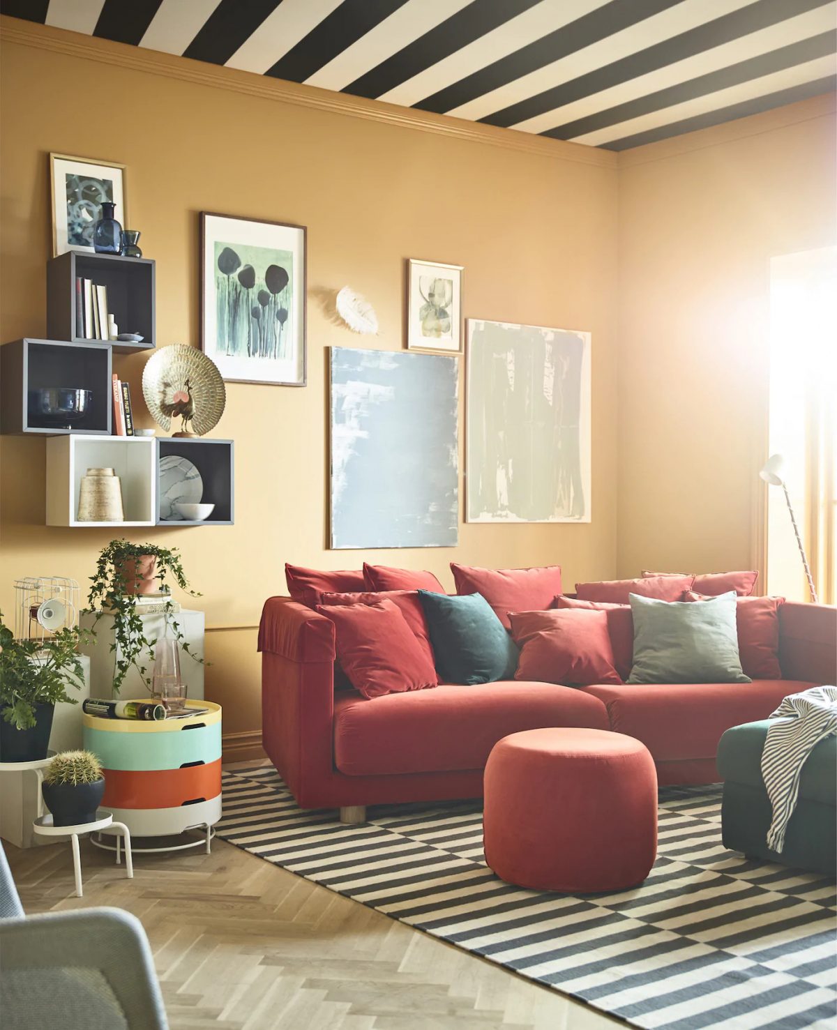 Un salon en couleurs selon un designer d'intérieur