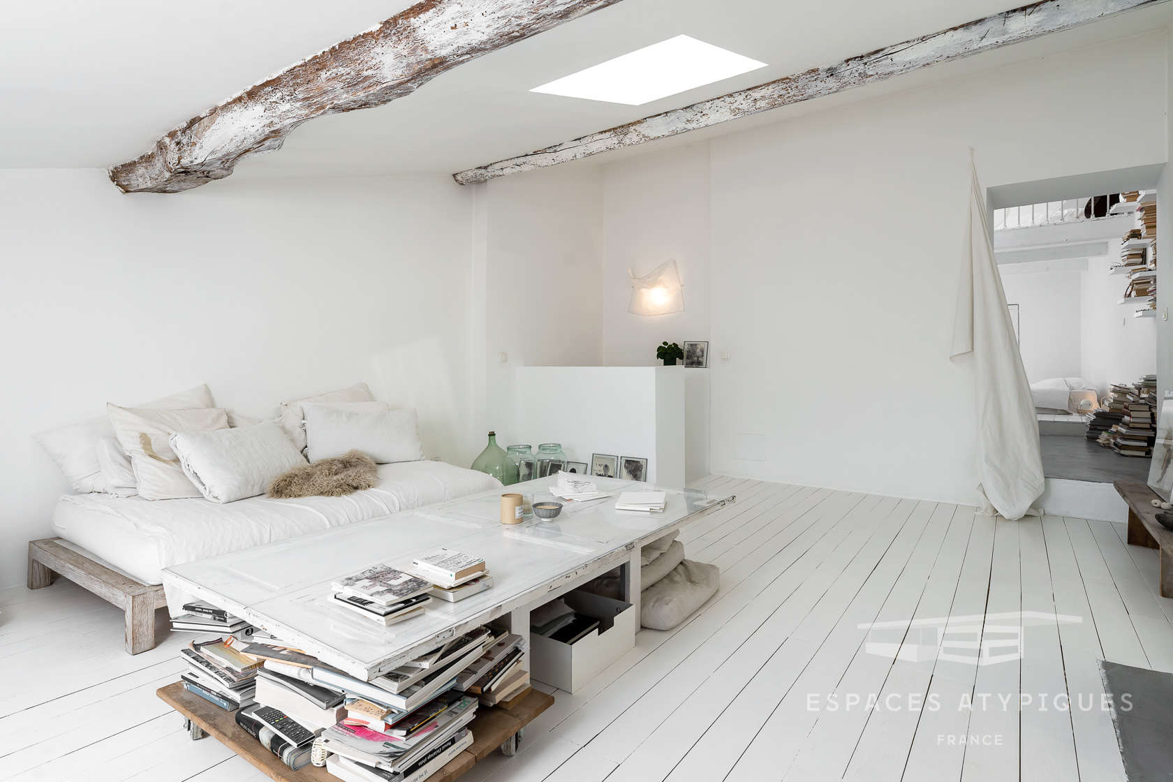 Un appartement blanc multi niveaux en Provence