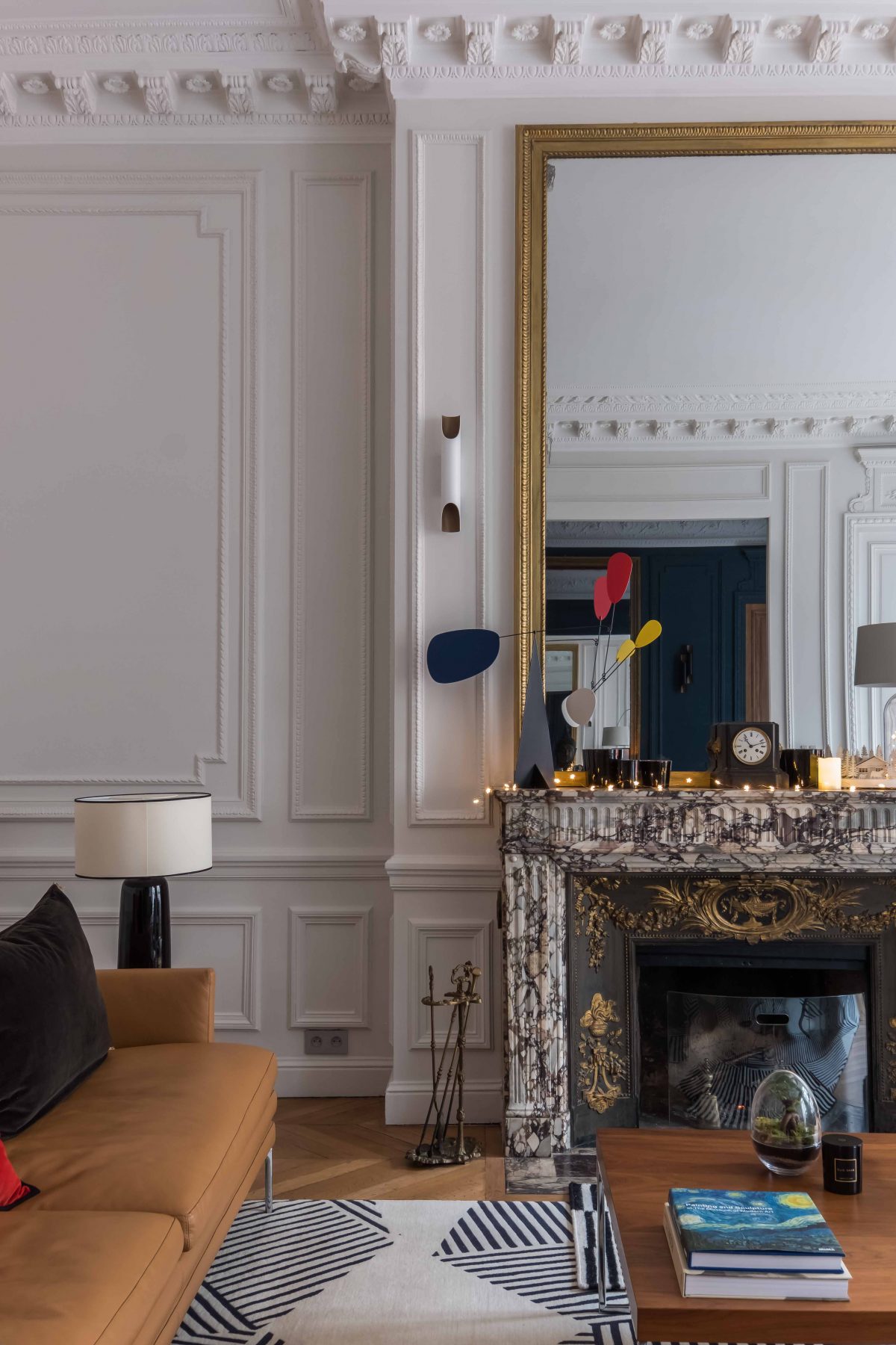 Cet appartement parisien bénéficie d'un design haussmannien et ...