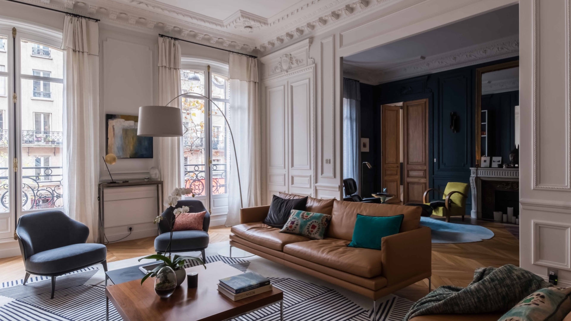Cet appartement parisien bénéficie d’un design haussmannien et contemporain après sa rénovation