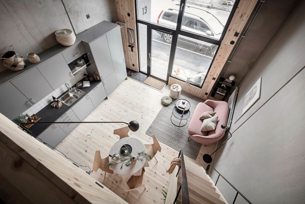 Design bois brut et gris pour un parfait studio en duplex