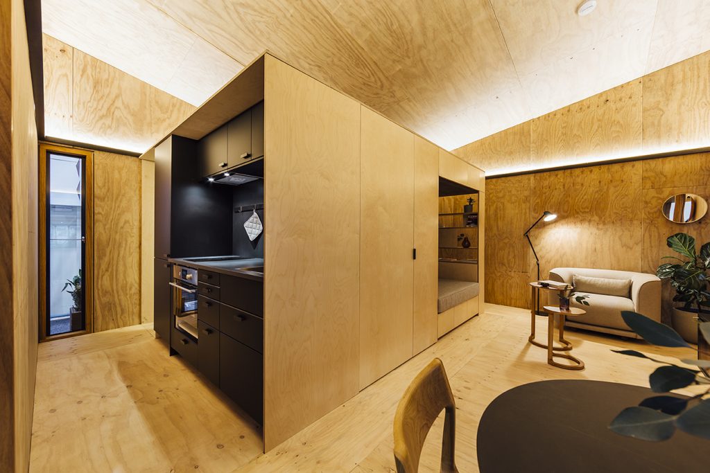 Dans cette mini maison design de 32m2 il ne manque rien