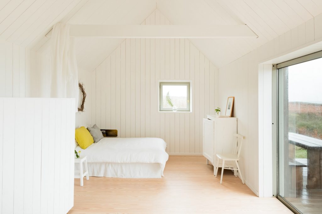 Une Maison En Bois à La Décoration Douce Près De La Mer