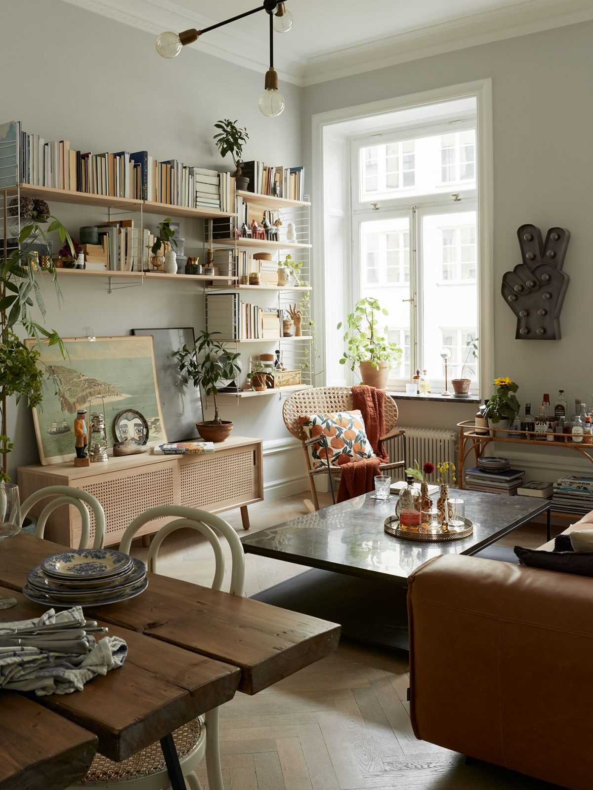 Mobilier et décoration vintage dans un appartement ancien