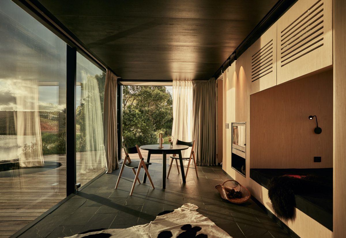 Cette cabane design en bois et en miroir de 60m2 est conçue par des ...