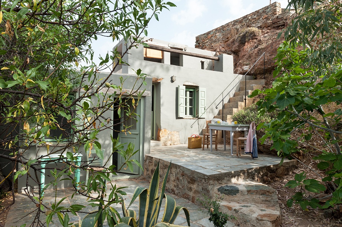 La rénovation d'une maison en pierres et bois nichée dans les Cyclades