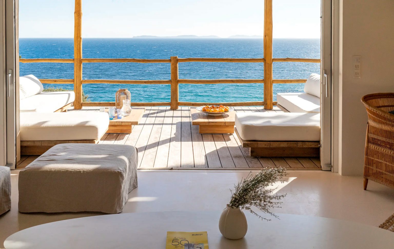 salon avec terrasse vue mer