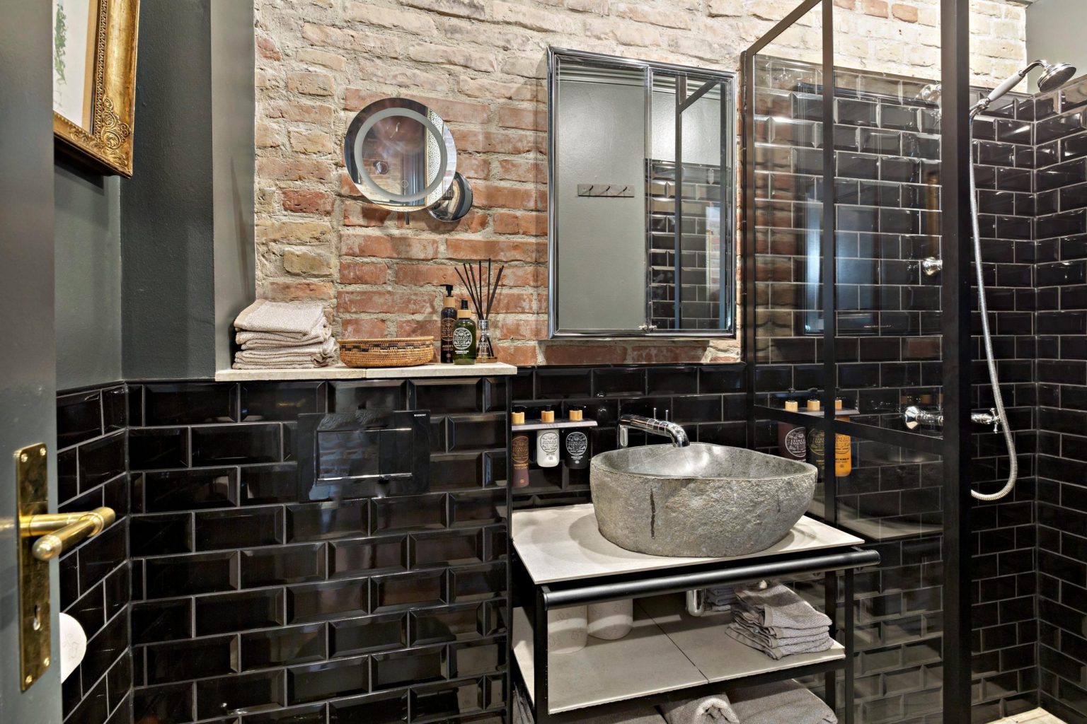 salle de bain avec briques et carrelage métro noir