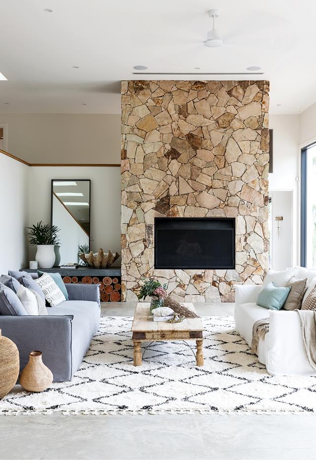 salon avec cheminée contemporaine en pierres