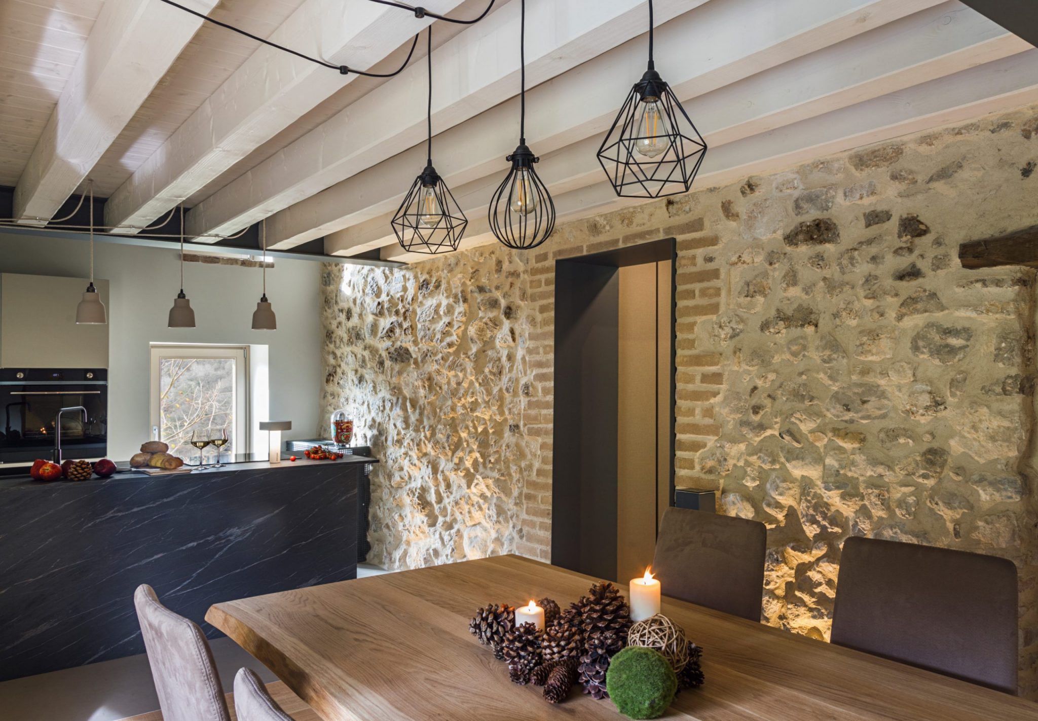 Déco design pour une maison en pierres anciennes en Italie