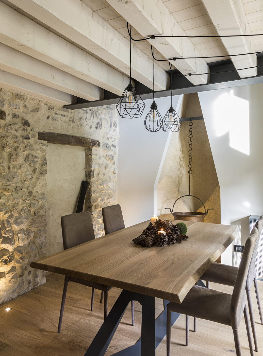 salle à manger déco design dans une maison en pierres