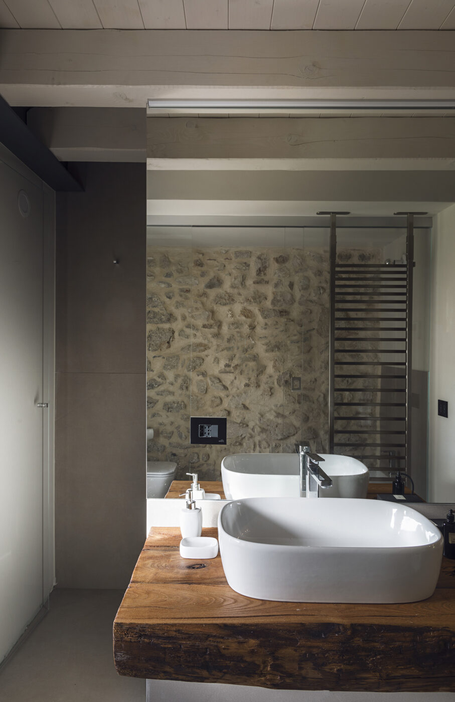 salle de bain design dans maison en pierres