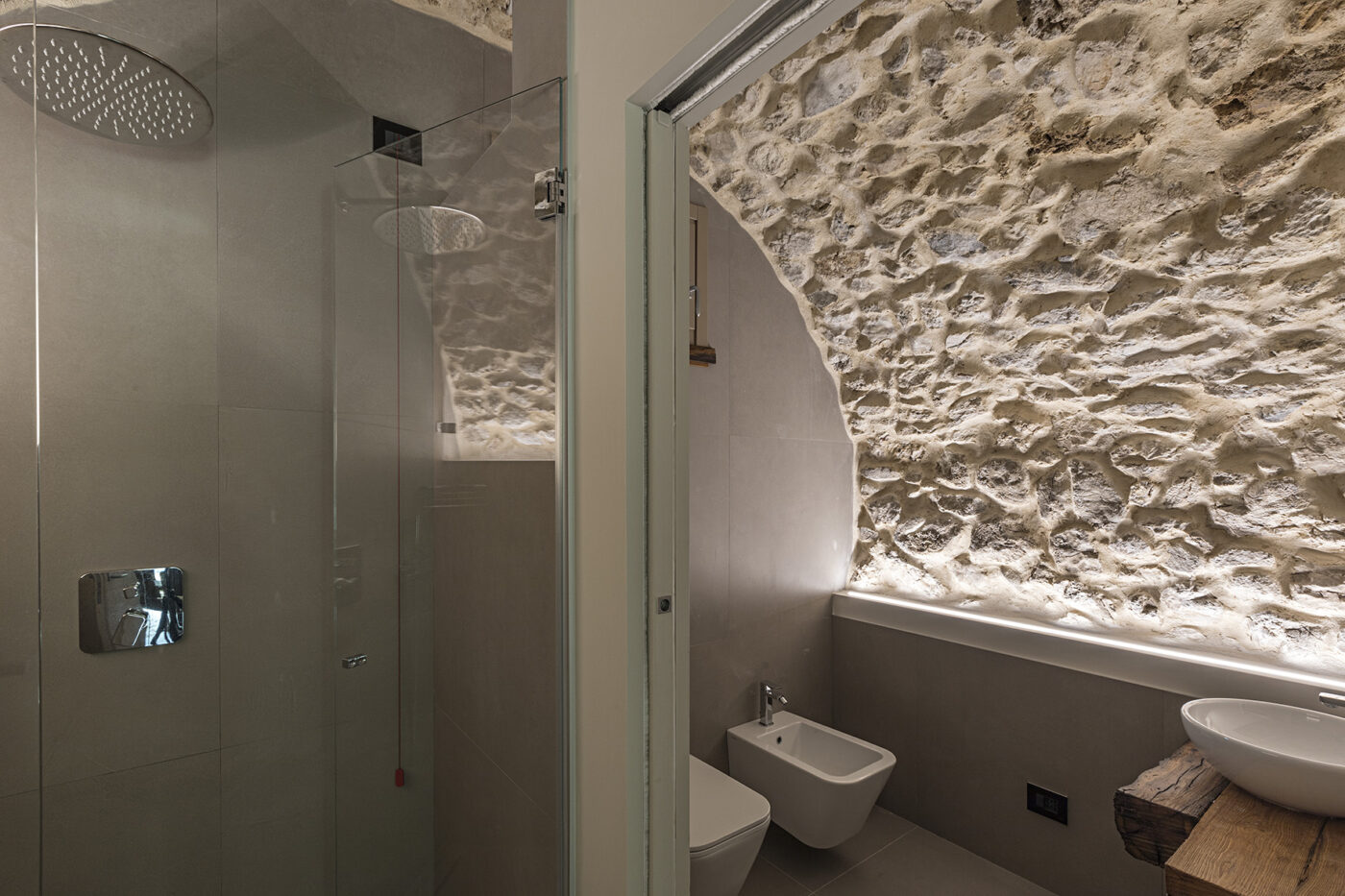 salle de bain design dans maison en pierres