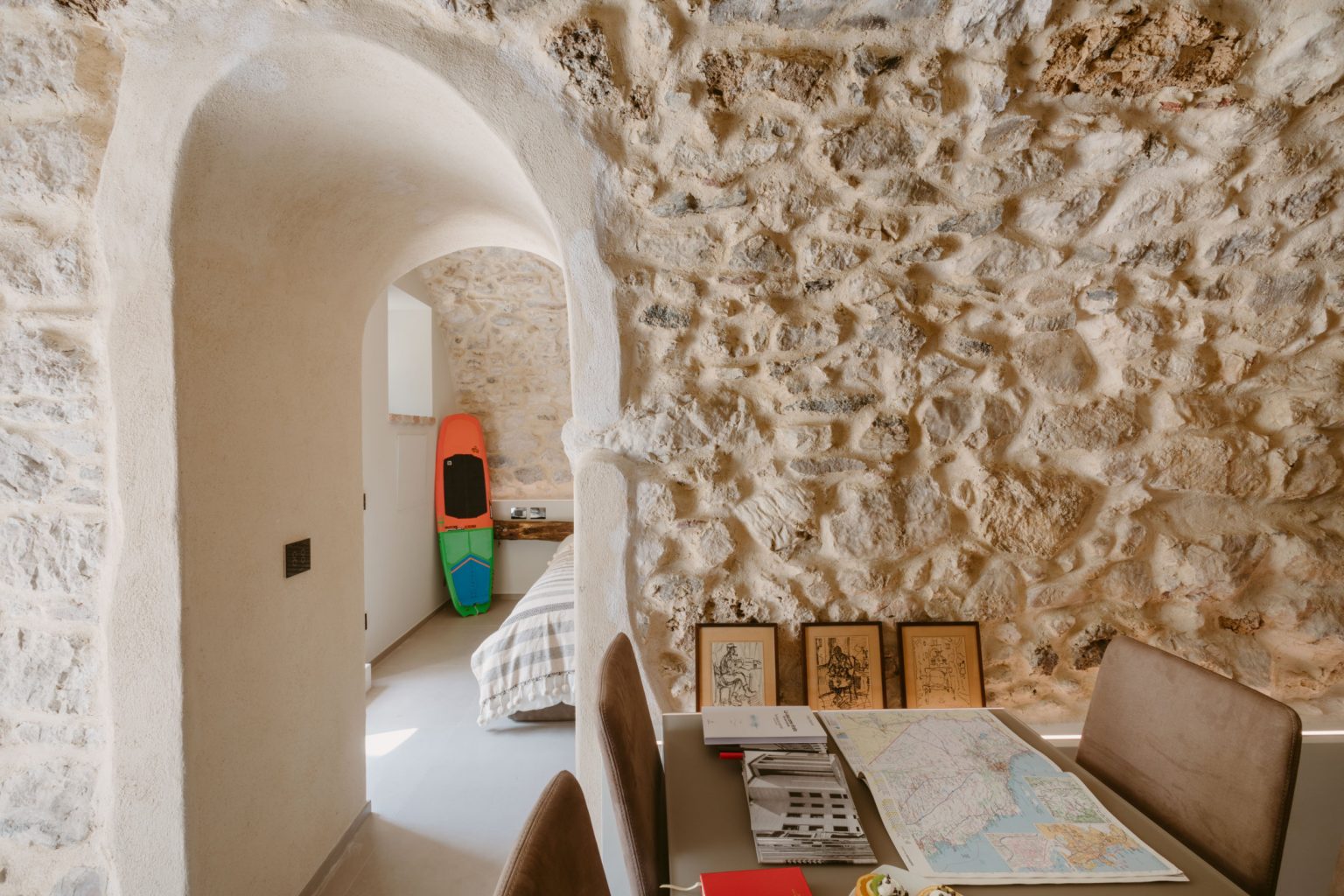 salon déco design dans une maison en pierres