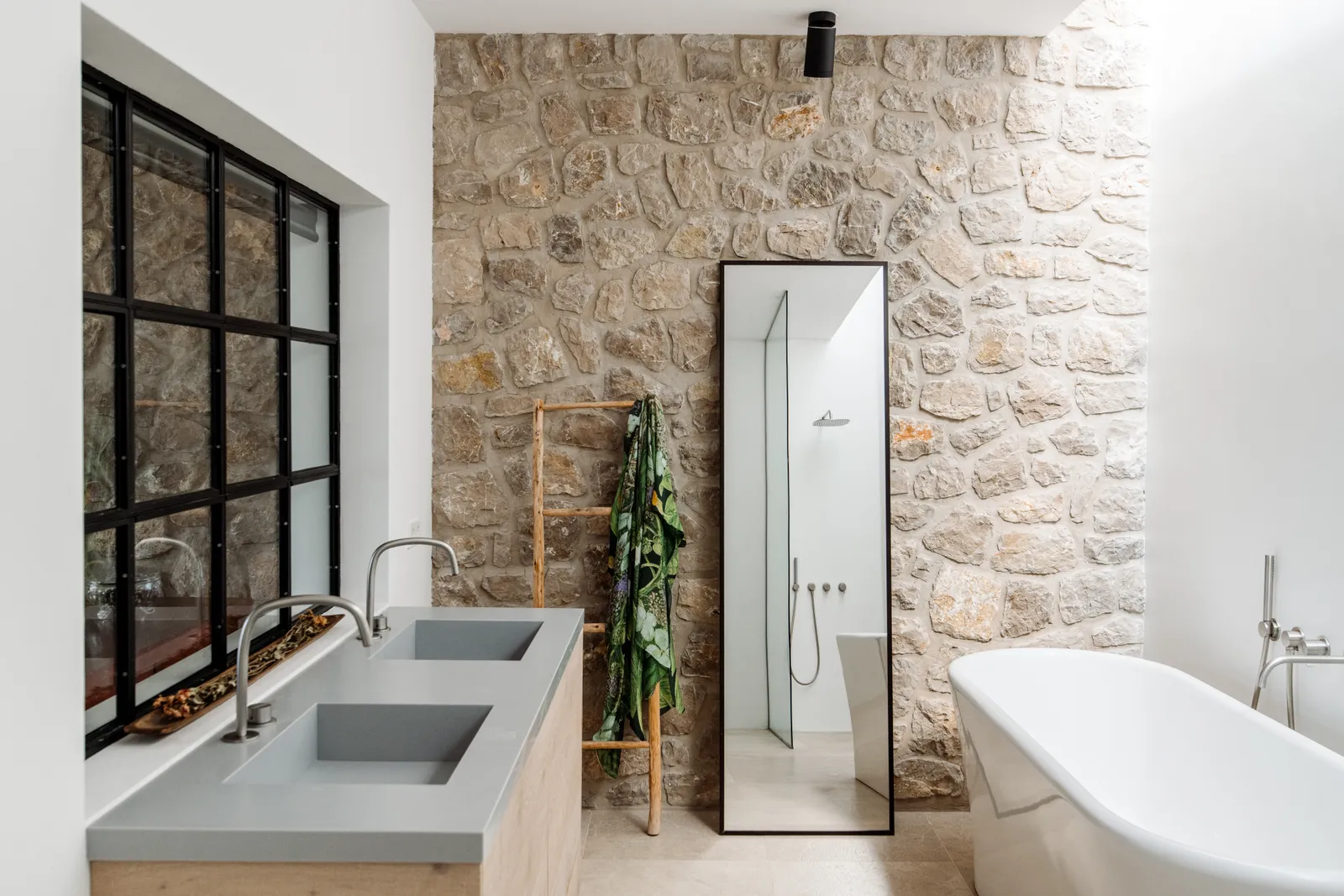 salle de bain design avec mur pierre