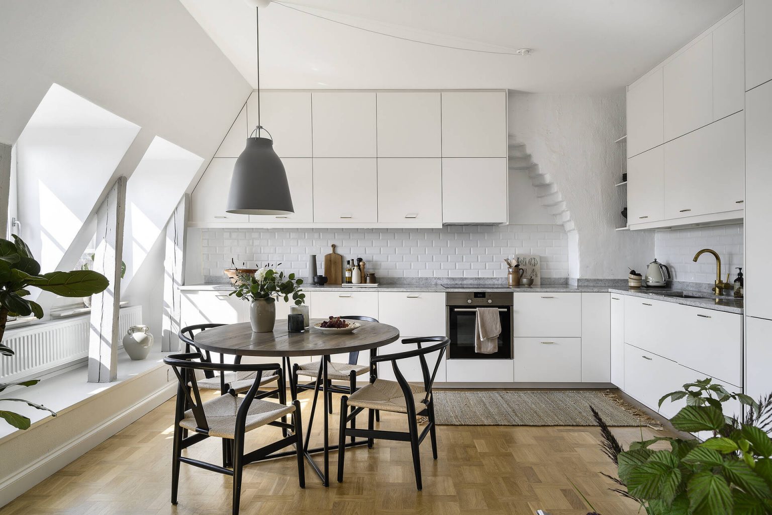 cuisine ouverte design blanche appartement contemporain en duplex