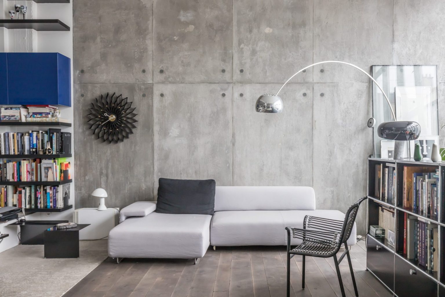 salon loft au design gris béton