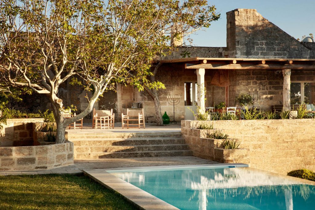 Une maison en pierres au milieu des oliviers en Italie — free download