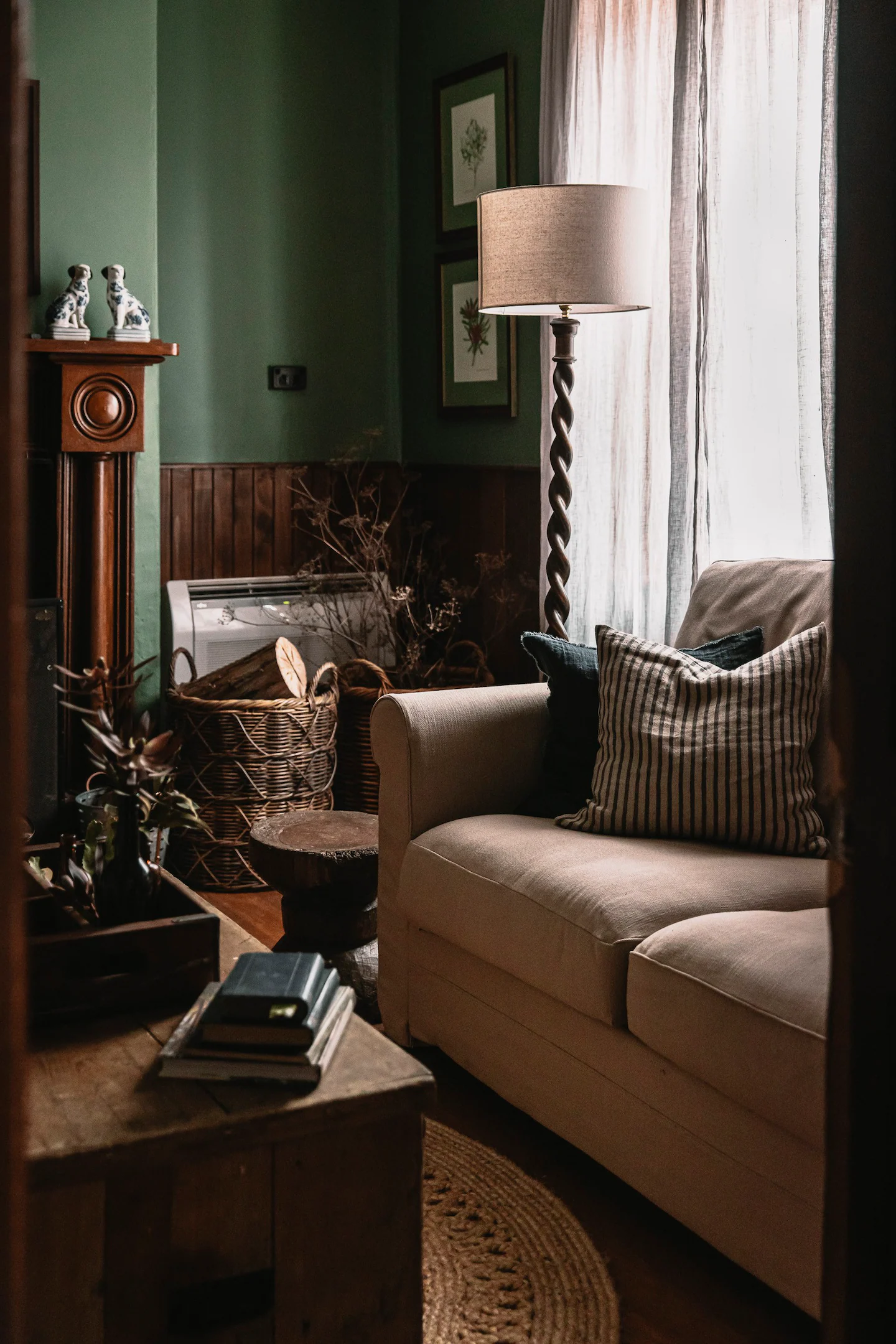 salon murs verts maison vintage rénovée
