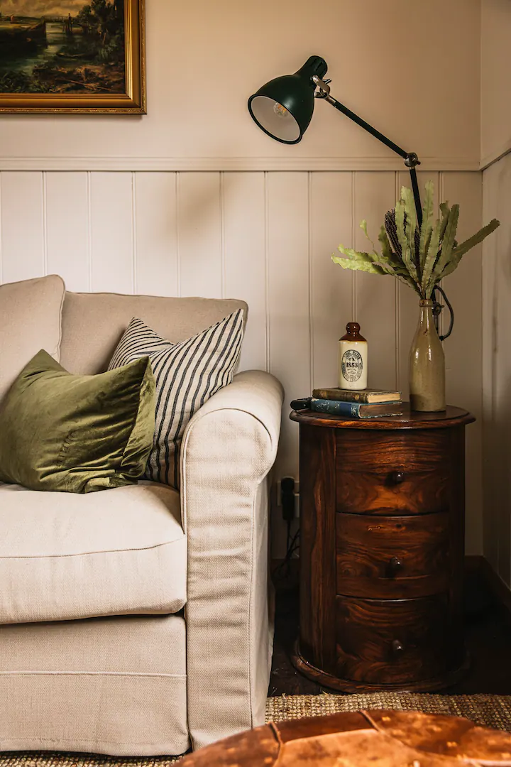 salon avec soubassement bois maison vintage rénovée