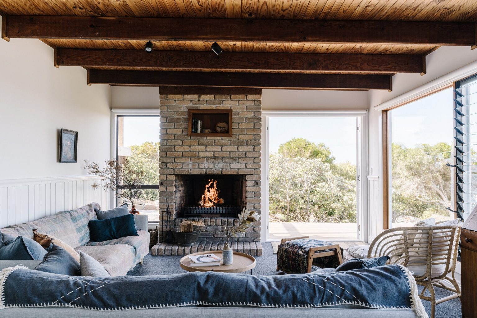 salon avec cheminée maison en bois en Tasmanie