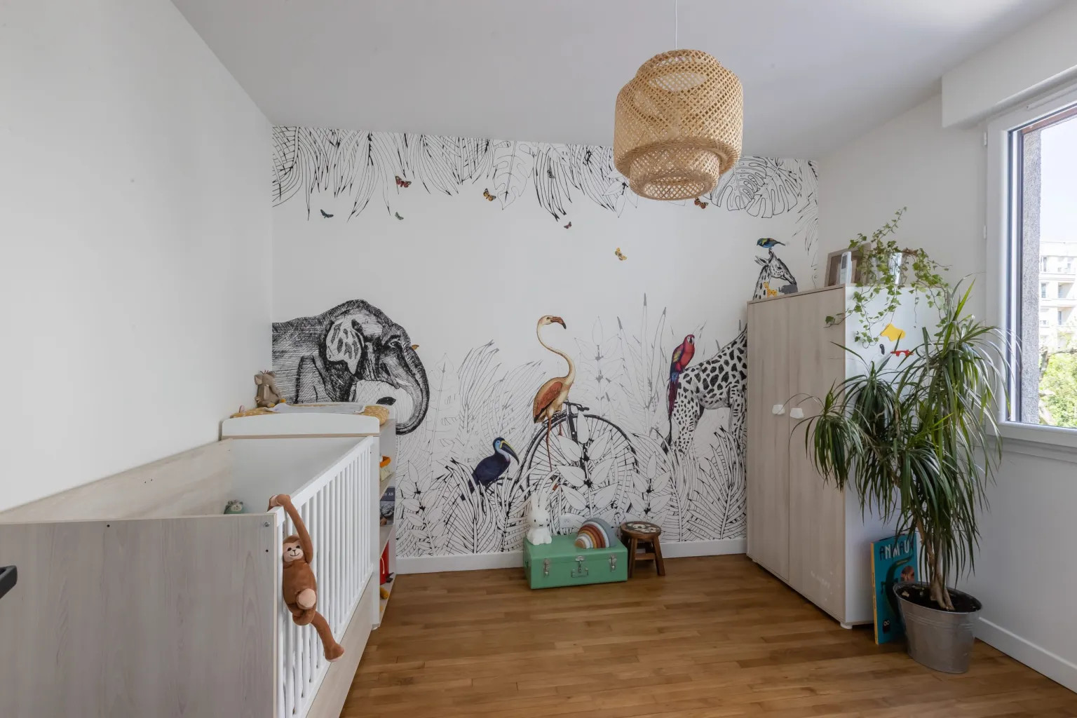 chambre d'enfant avec papier-peint