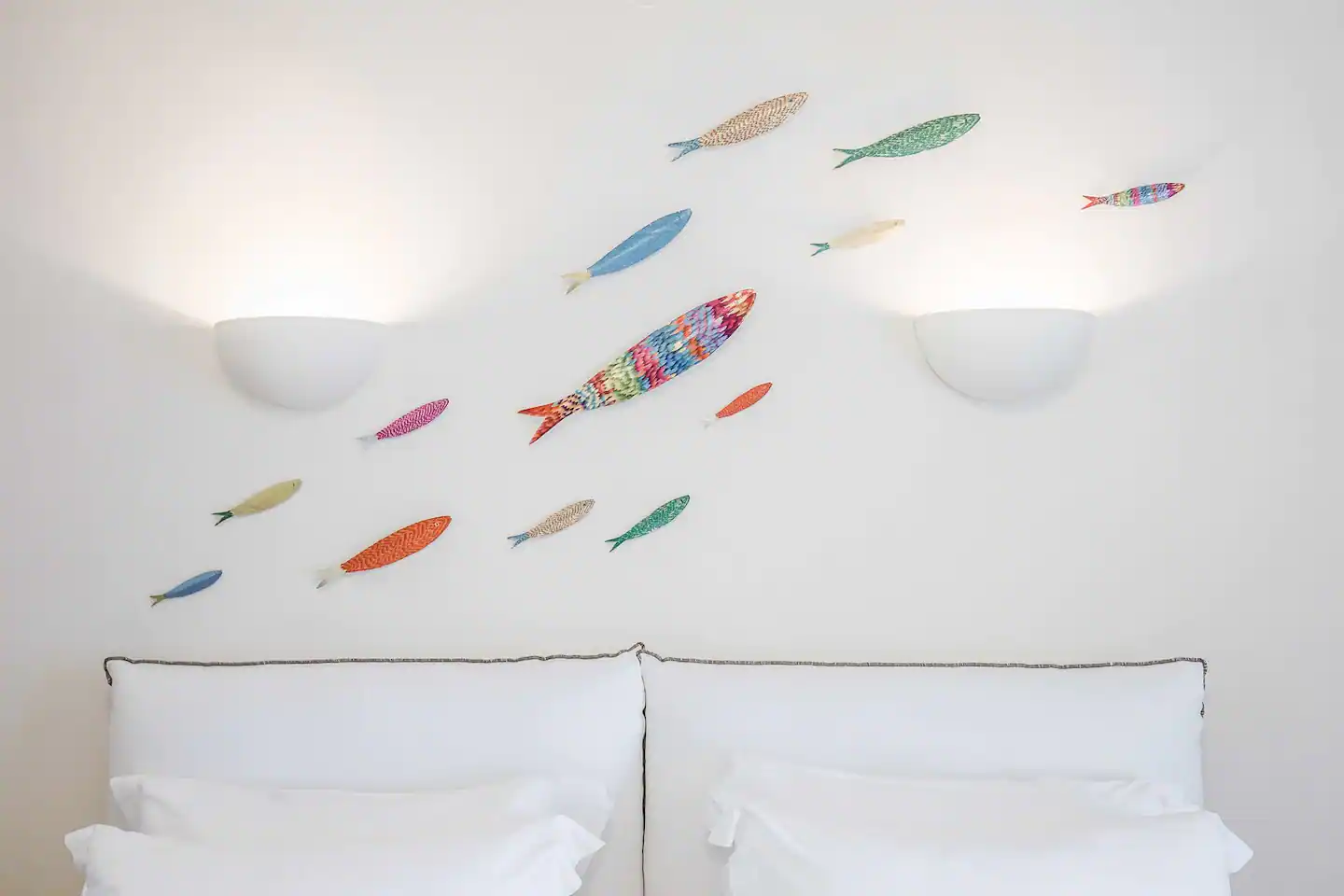 chambre blanche décoration murale poisson