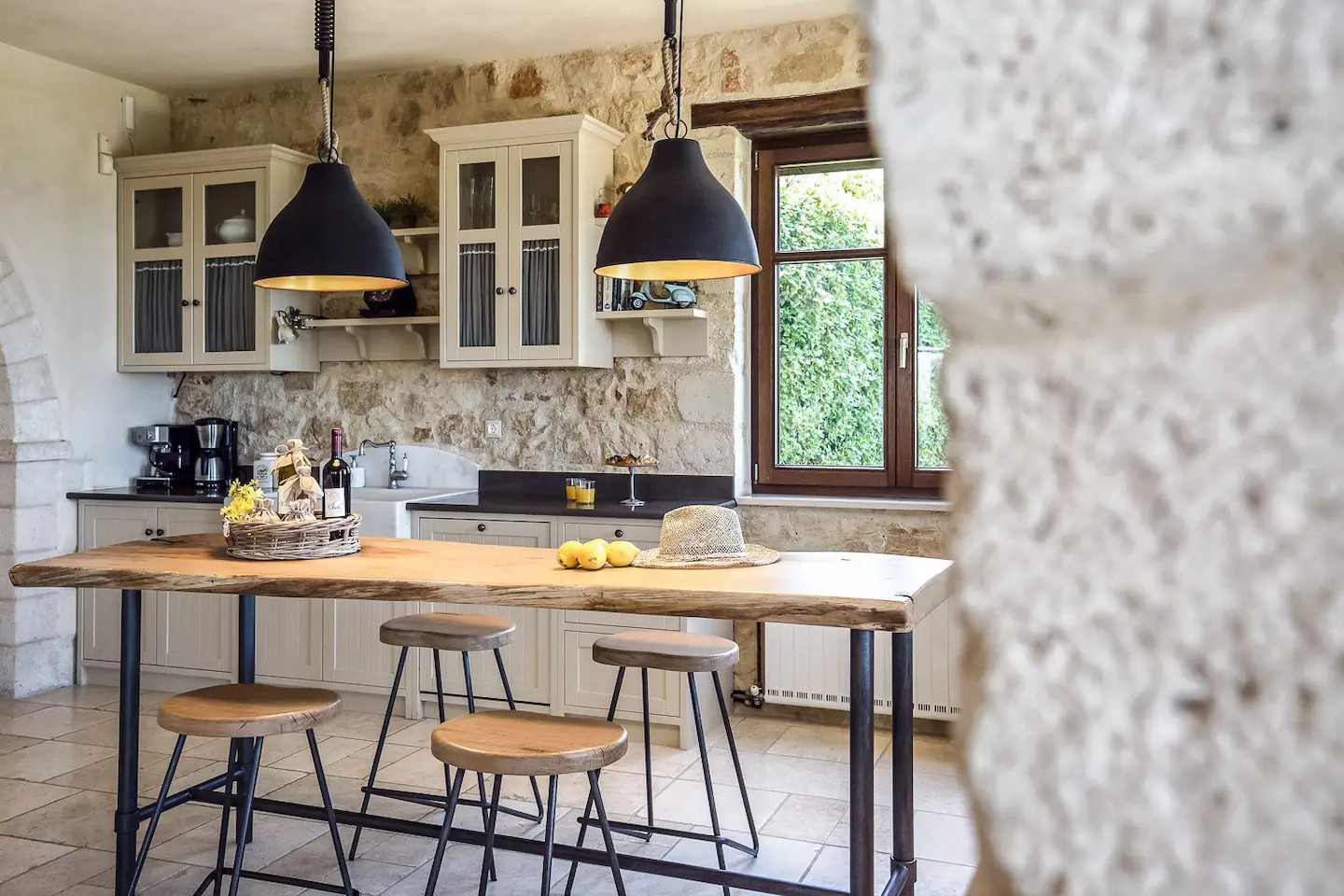 cuisine murs pierres maison de vacances en Crète