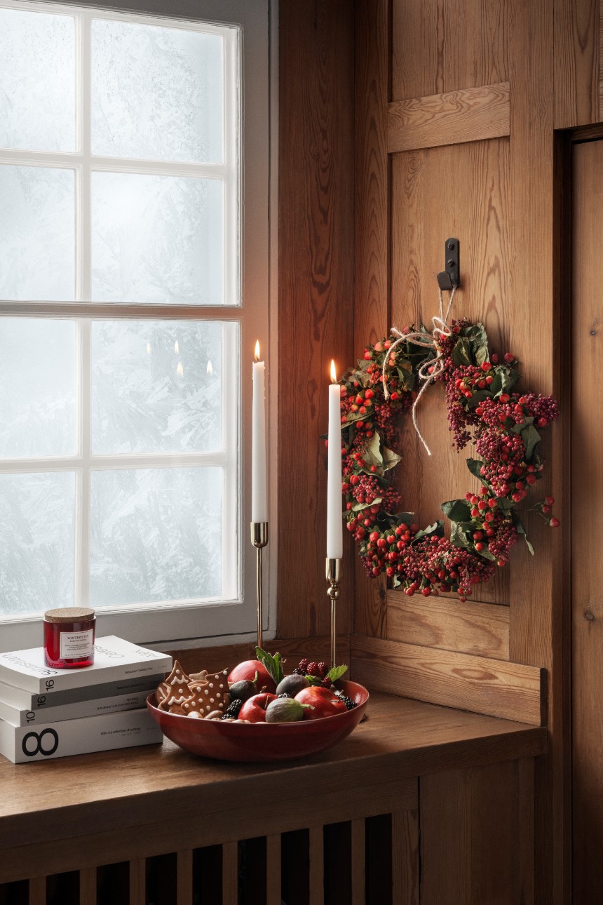 bord de fenêtre décoré pour Noël rouge