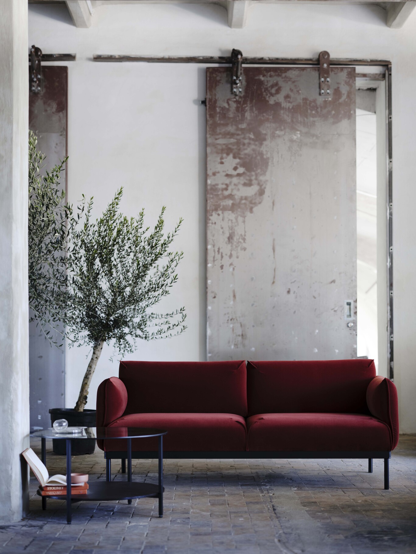 salon avec canapé rouge IKEA