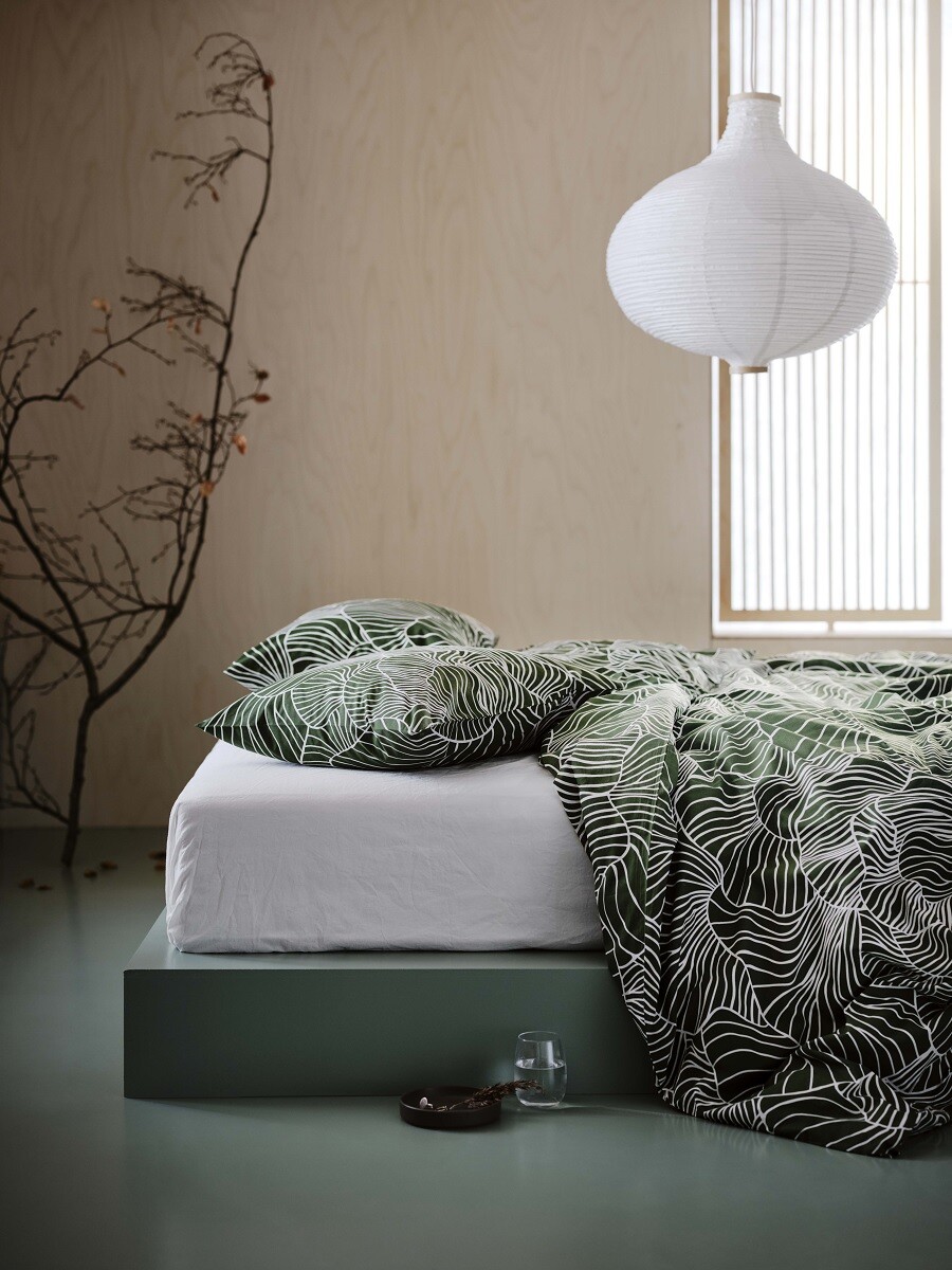 chambre avec lit décoration verte