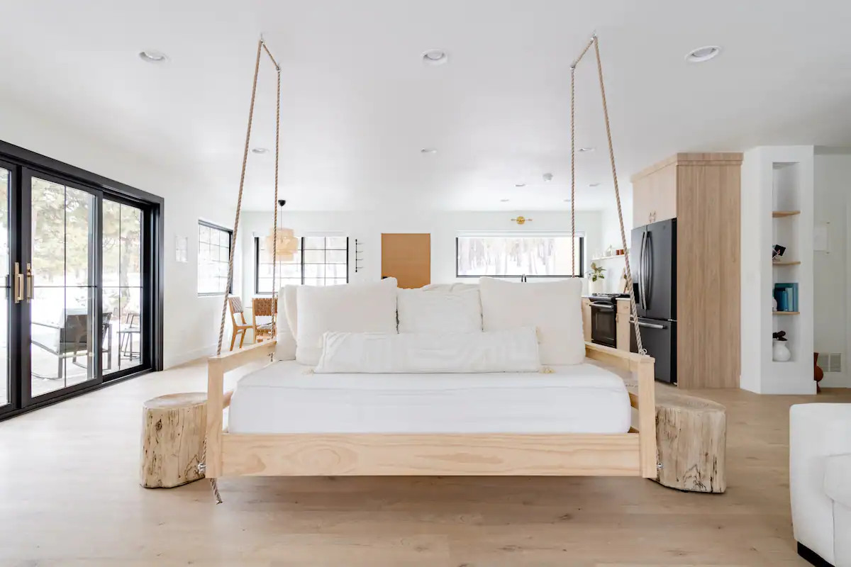 salon canapé suspendu The loft House maison design en bois