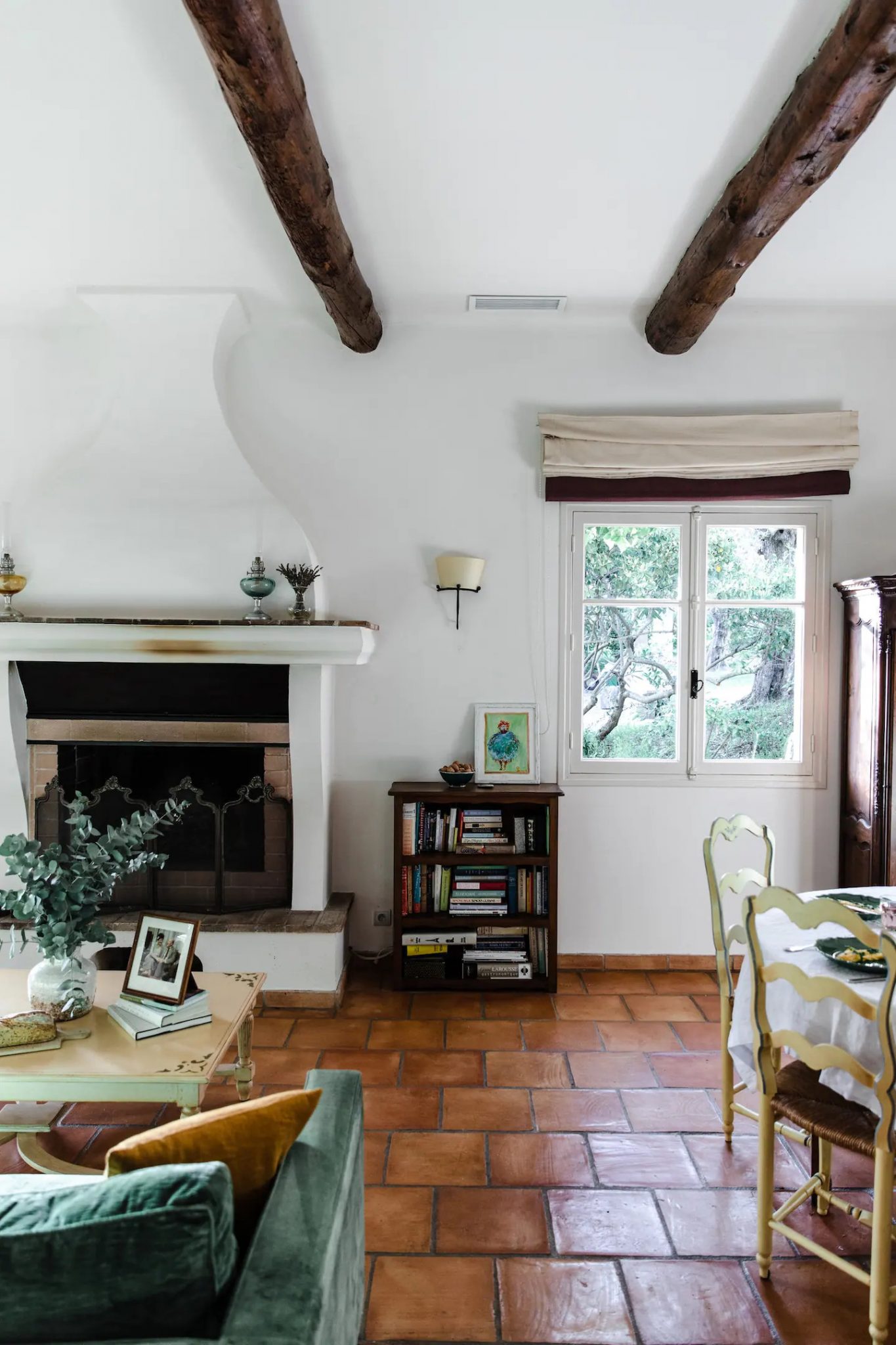 salon rustique avec poutres dans maison en Provence