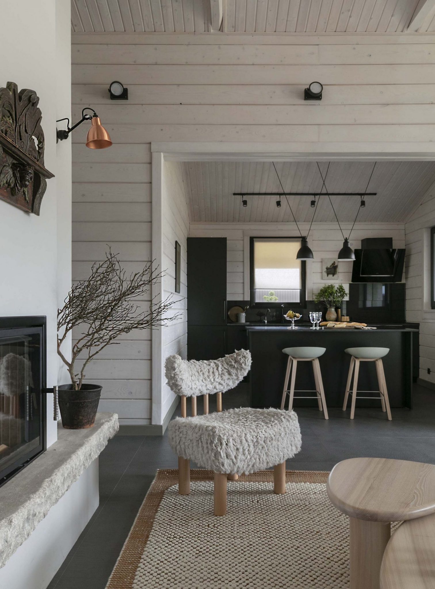 salon avec cheminée et cuisine ouverte maison en bois