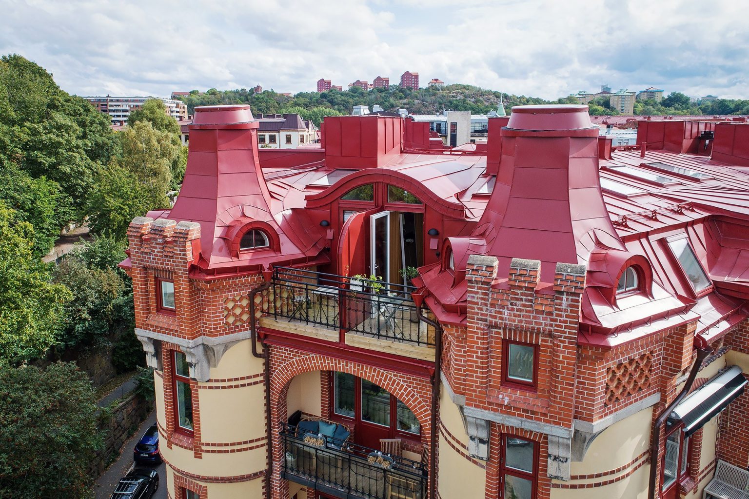 façade immeuble suède avec toit rouge