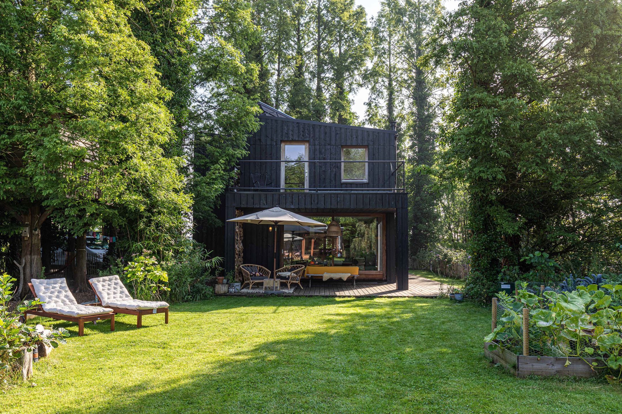 Une audacieuse maison en bois noir, qui cultive son esprit vert