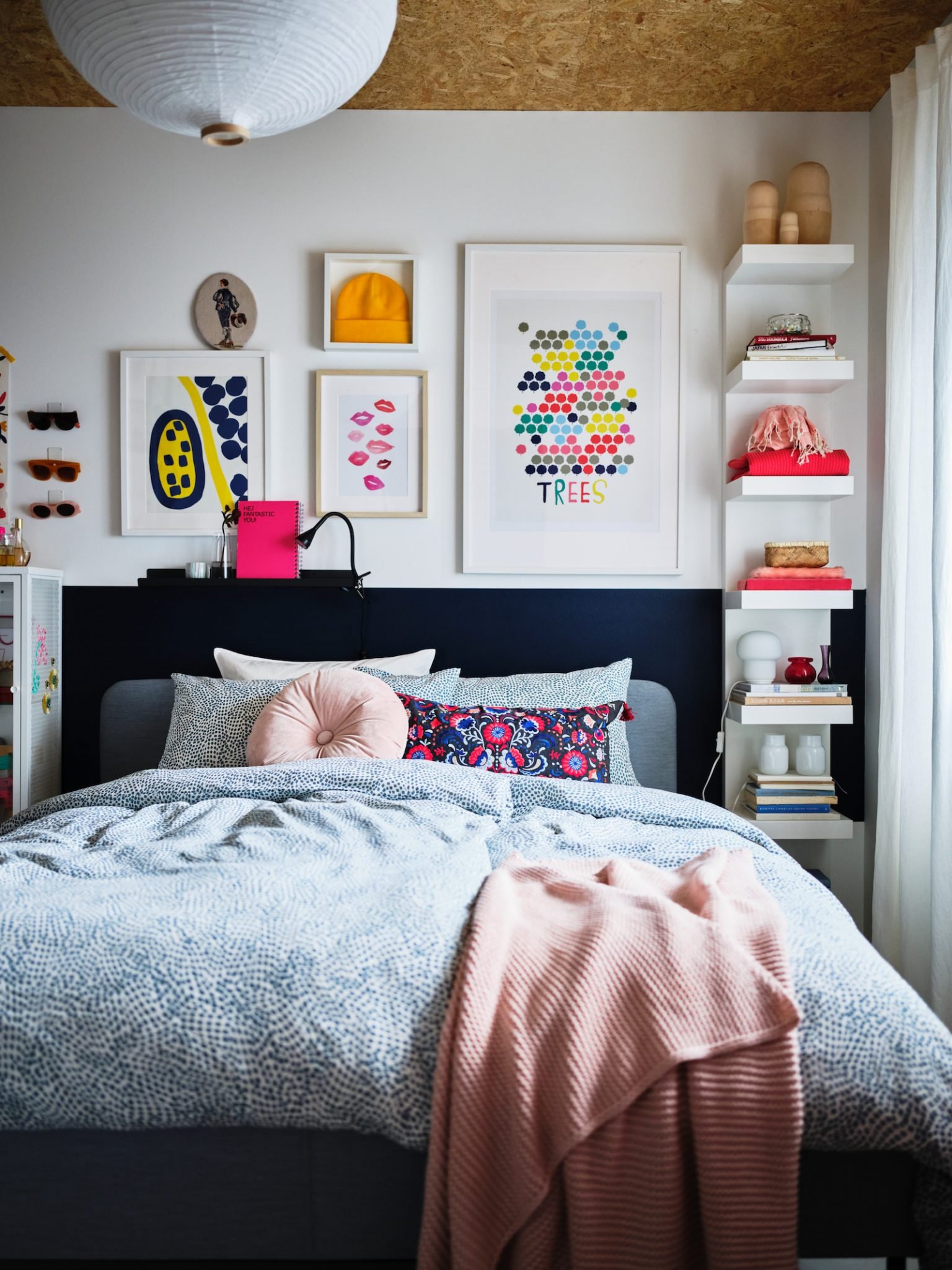 chambre avec lit IKEA