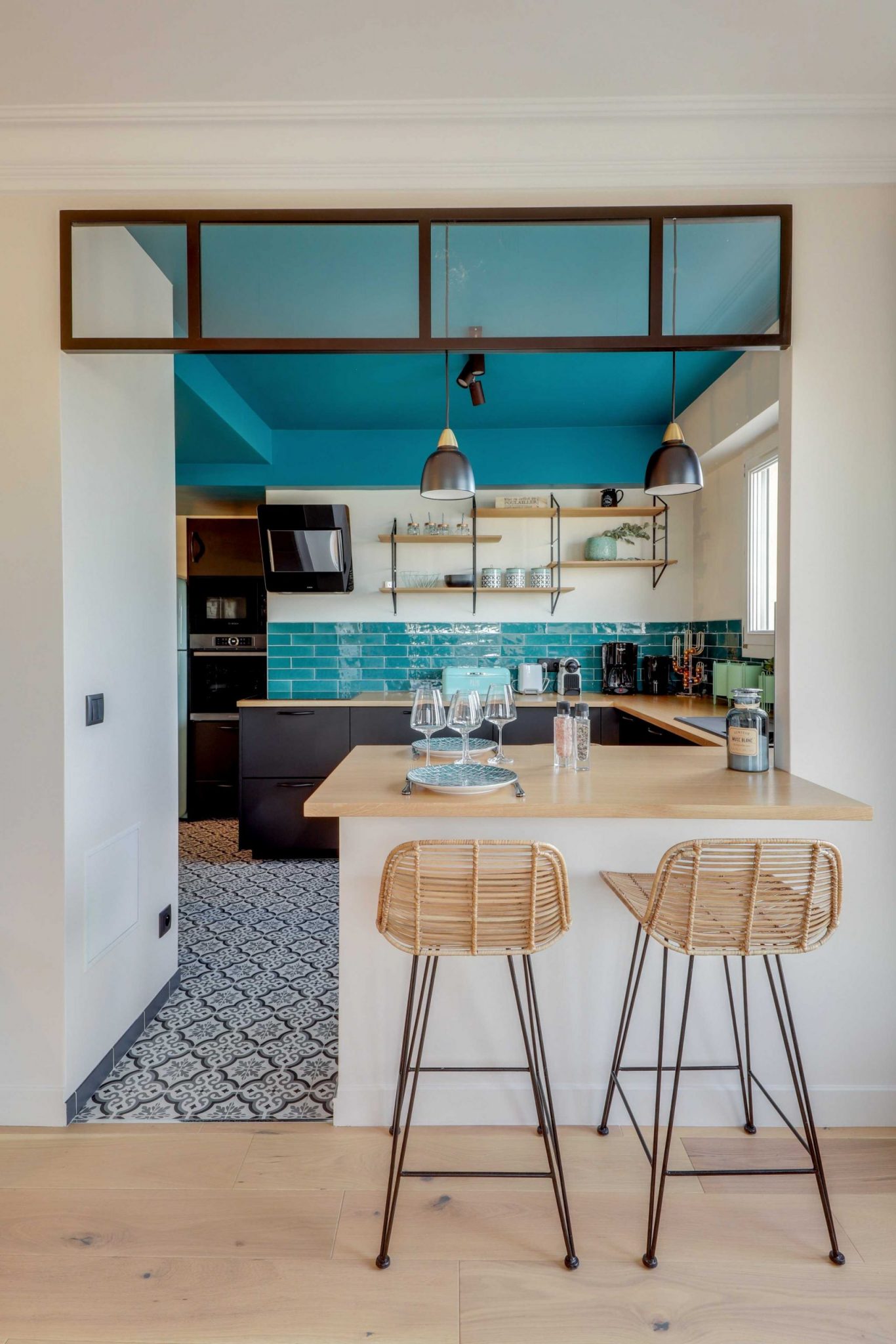 cuisine ouverte décoration bleue appartement rénové des années 60