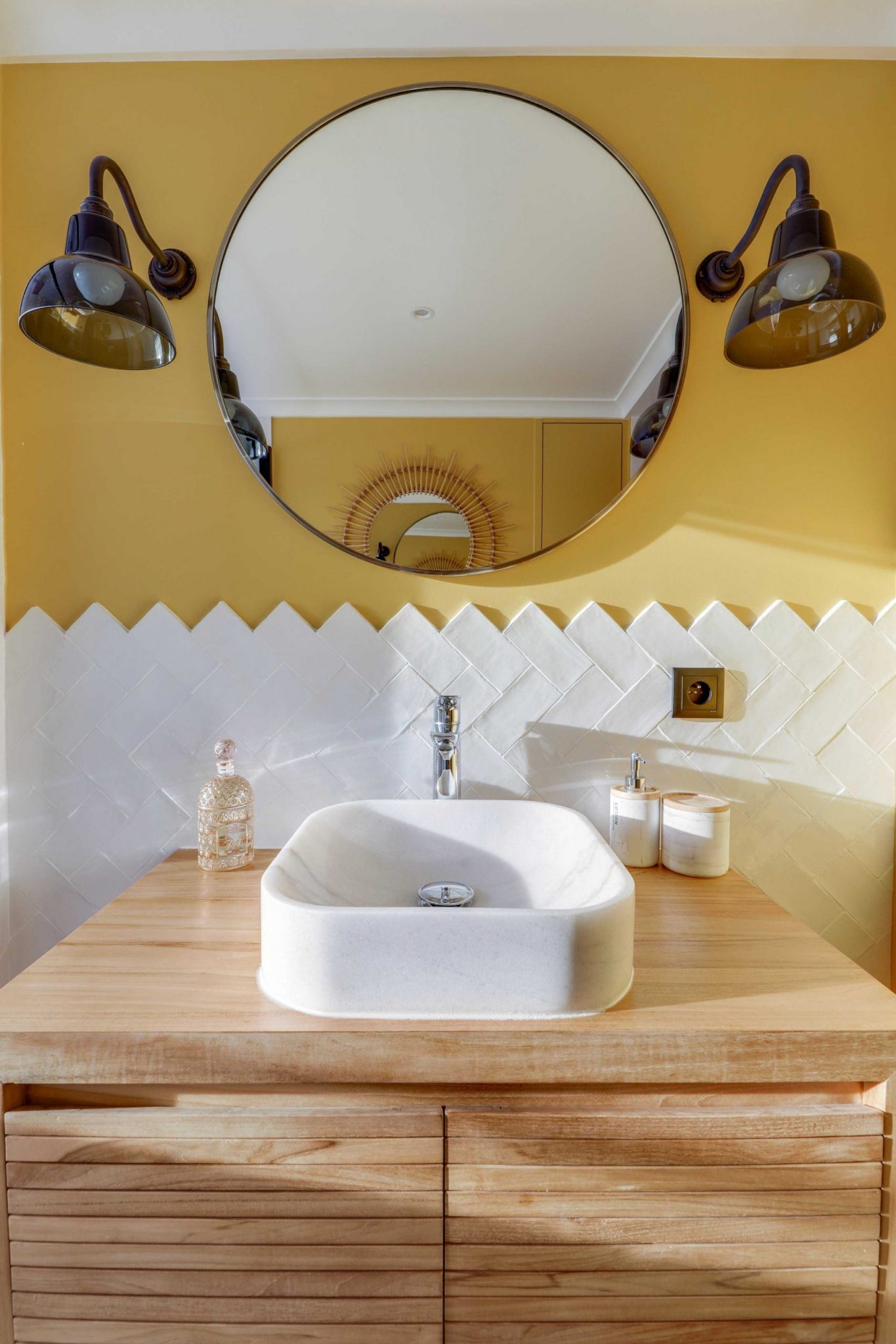 salle de bain design avec mur jaune