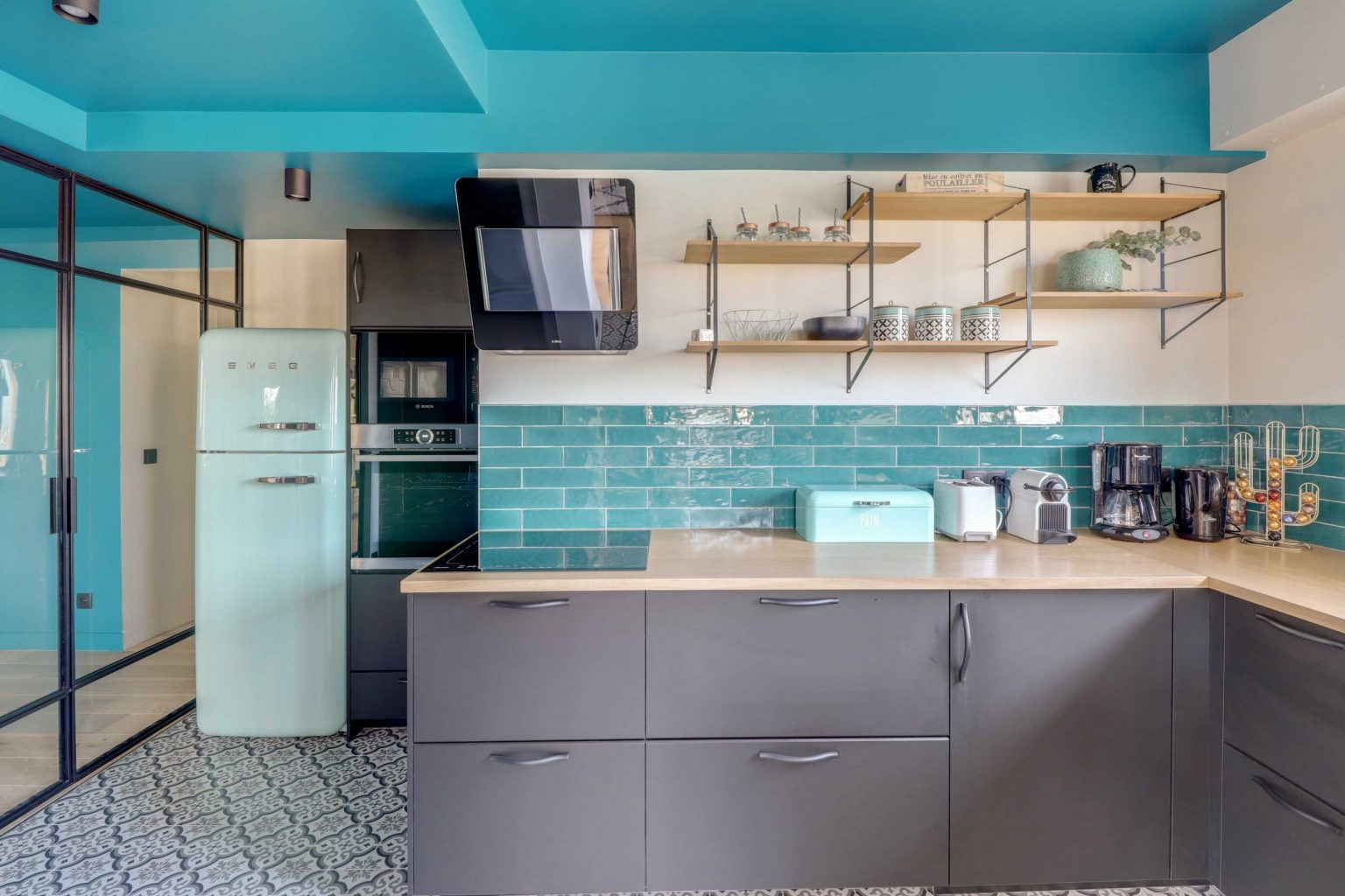 cuisine ouverte design gris verrière et plafond bleu