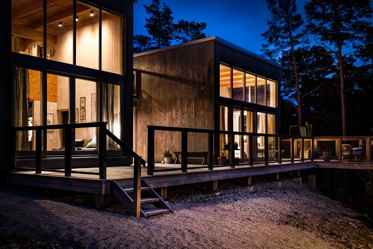 façade maison en bois cubique vue nuit