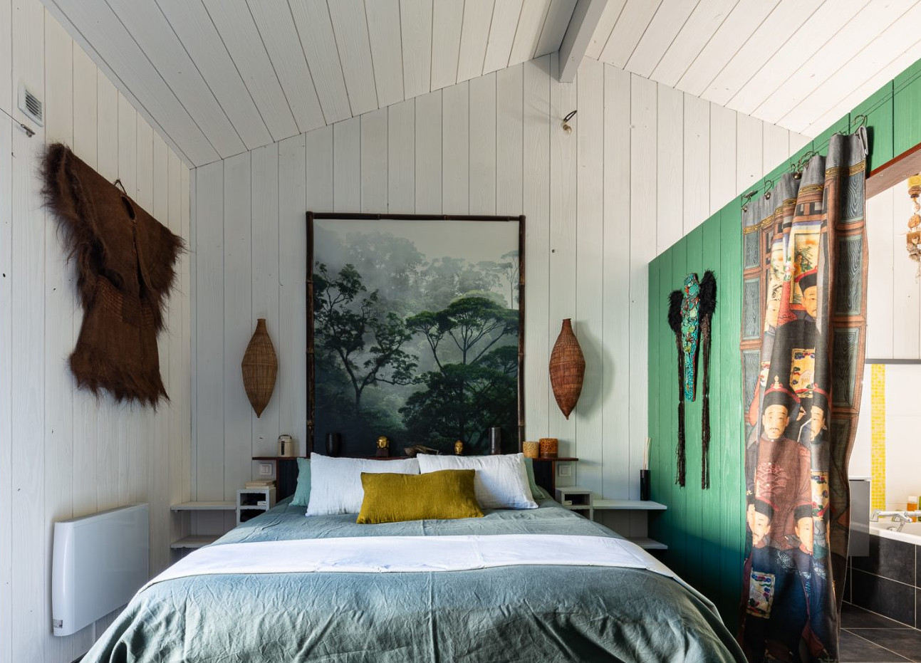 chambre avec panoramique et mur vert