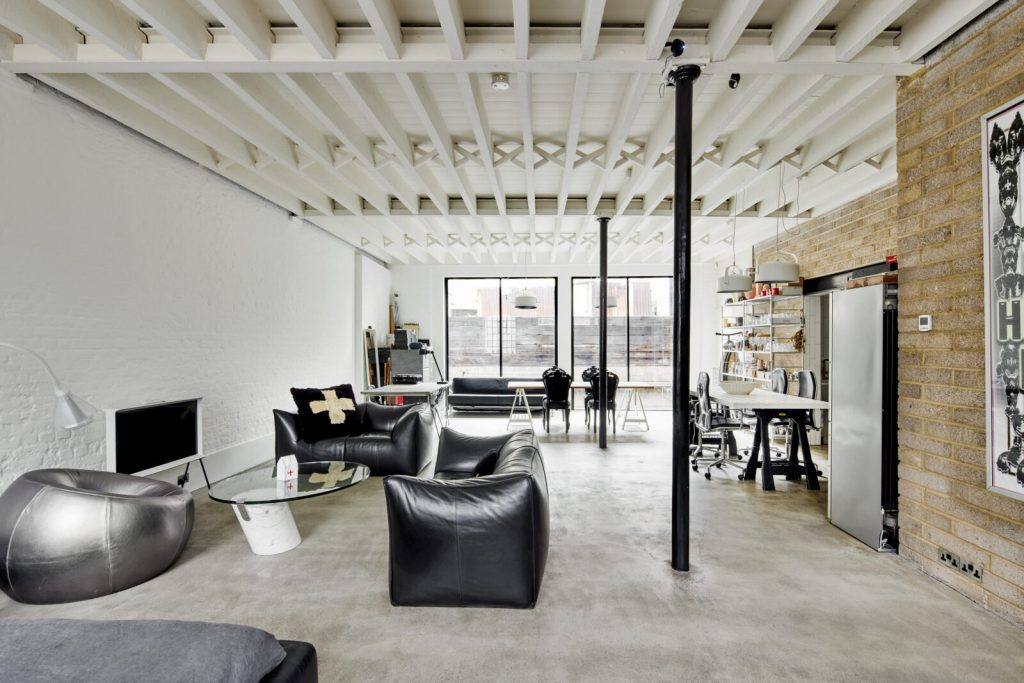 Une maison loft de magazine aux briques blanches à Londres