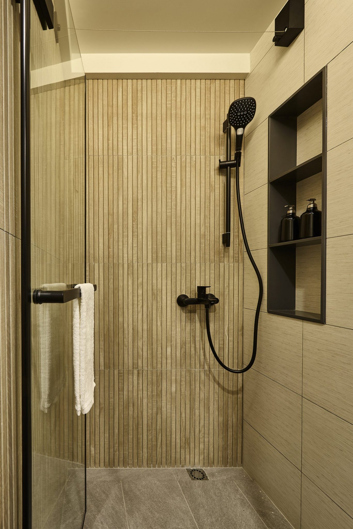 douche avec murs bois