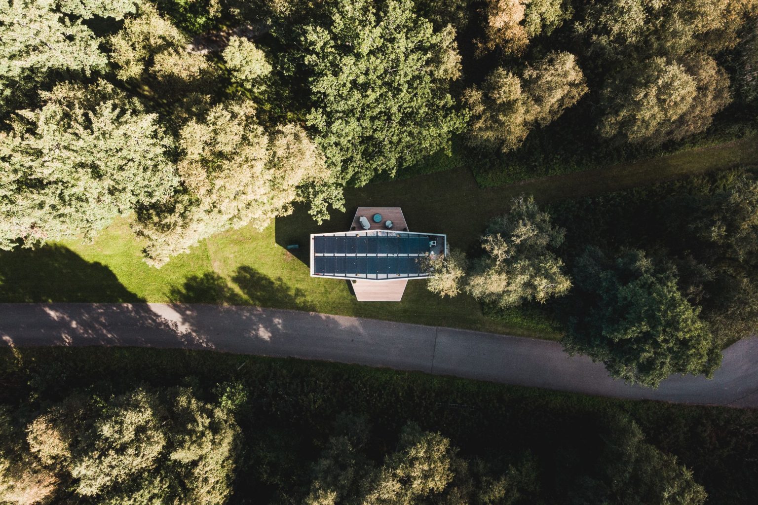 vue aérienne maison avec panneaux solaires toit