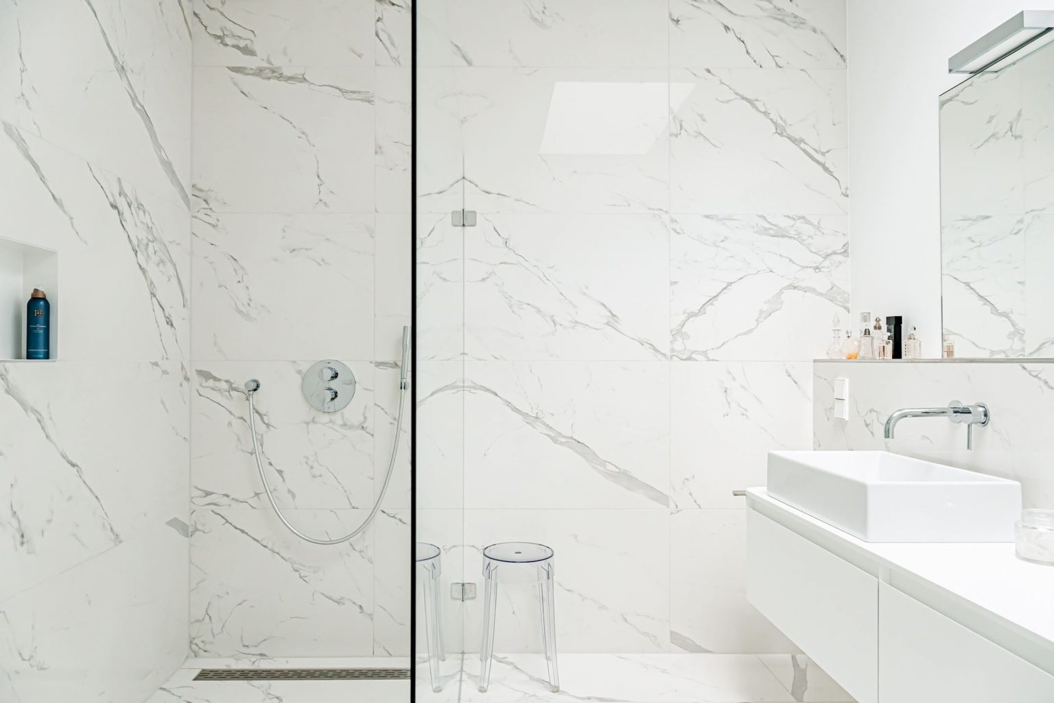 salle de bain marbre blanc