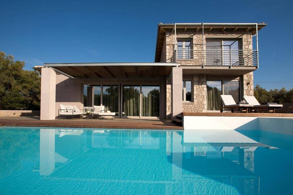 Une maison design en Grèce entourée d'oliviers et près des plages