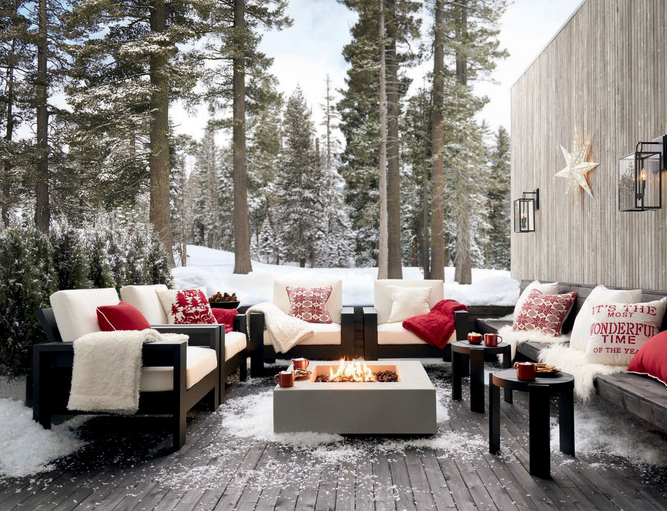 terrasse en bois avec neige